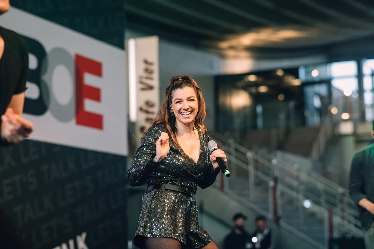 Deejay Plus präsentiert auf der BOE 2022, lebendige Musik und Event-Atmosphäre.